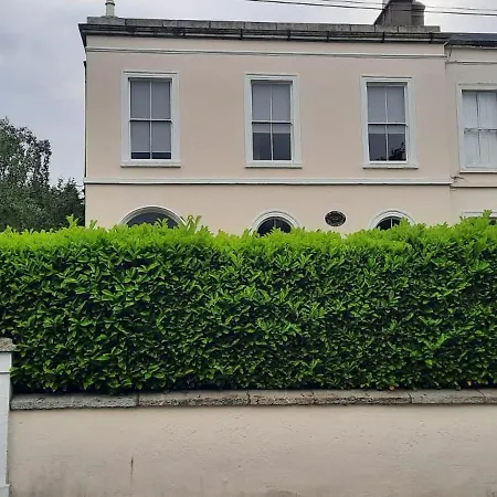 Lovely 2 Bed Garden Level