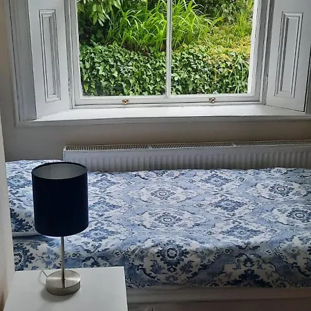 Lovely 2 Bed Garden Level Lejlighed *