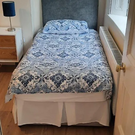 Lovely 2 Bed Garden Level *